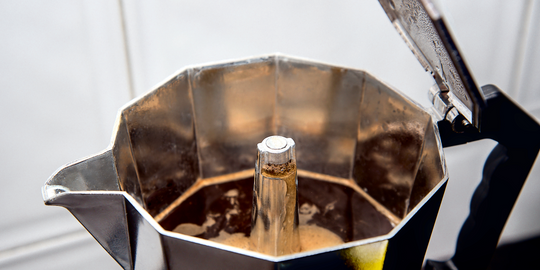 Café preparándose en una cafetera italiana moka