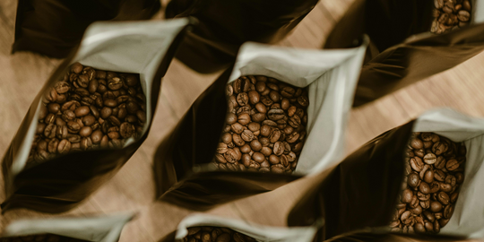 Bolsas abiertas con café en grano para conservar en casa