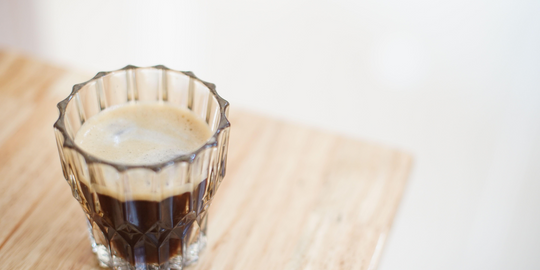 Taza de café espresso para artículo sobre por qué el café sale amargo